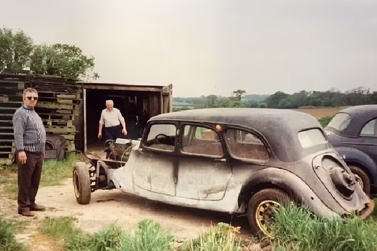 Nó đã tìm đường tới Anh Quốc trong năm 1947 và được sử dụng làm xe taxi Luân Đôn trong nhiều năm, nguyên nhân lý giải tại sao nó có màu vàng và đen khi Steve tìm thấy nó trong năm 1985. Nó đã bi bỏ hoang tại một khu đất ở Essex, và sau ba tháng đàm phán với chủ xe, Steve đã mua lại và rồi chuyển nó tới garage của mình. Lúc đầu, ông ấy cho rằng sẽ mất khoảng 5 năm để phục chế chiếc xe.