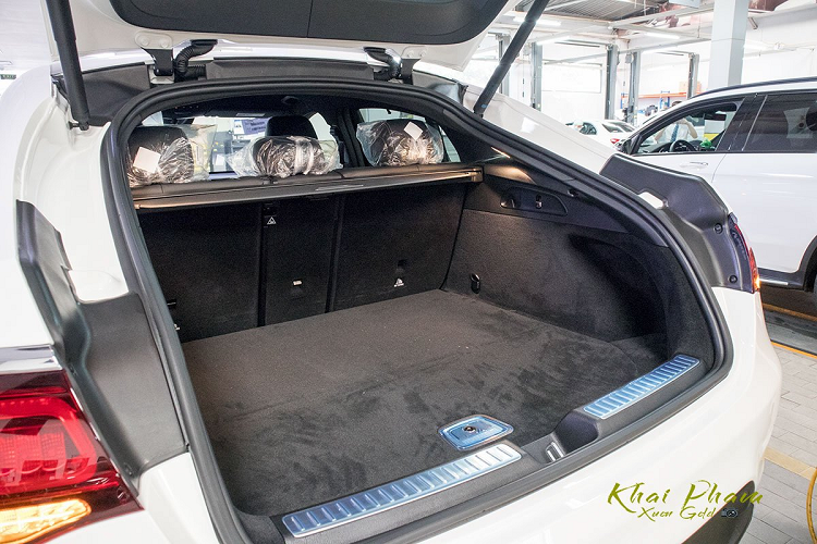 "Trái tim" xe Mercedes-Benz GLC 300 4Matic Coupe 2020 là khối động cơ xăng mã hiệu M264, i4 - 2.0L tăng áp cho công suất tối đa 258 mã lực, mô-men xoắn 370 Nm kết hợp với hộp số tự động 9 cấp 9G-TRONIC và hệ dẫn động 4 bánh 4Matic. GLC 300 Coupe 2020 có thể tăng tốc từ 0-100 km/h trong vòng 6,3 giây trước khi đạt vận tốc 240 km/h.