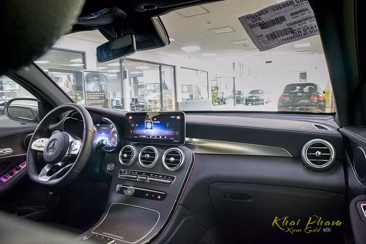 Mercedes-Benz GLC 300 Coupe 2020 tiếp tục sử dụng gói nội thất AMG Line với 3 tùy chọn màu gồm: Đen, Nâu Saddle và Đỏ Cranberry. Khách hàng có thể tuỳ chỉnh đèn nội thất 64 màu quen thuộc trên hầu hết các dòng xe Mercedes-Benz hiện nay. Vật liệu thiết kế ở khu vực này là da Artico, gỗ Anthracite open-pore oak màu xám chống bám vân tay.