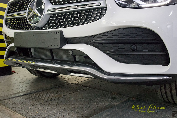 Về ngoại hình, Mercedes-Benz GLC 300 Coupe 2020 được áp dụng gói ngoại thất AMG Line nên xe có cái nhìn thể thao và không khác biệt quá nhiều so với bản lắp ráp trong nước hiện đang được bán song song.