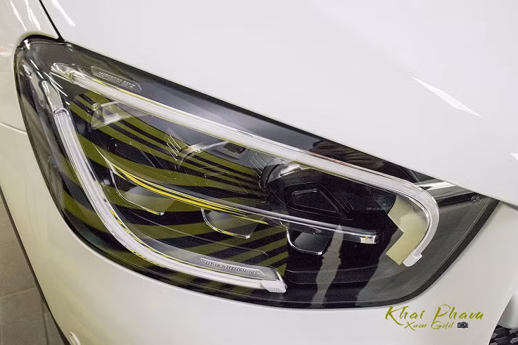 Do là xe nhập khẩu nên giá xe Mercedes-Benz GLC 300 Coupe 2020 sẽ có mức giá đắt hơn 400 triệu đồng so với GLC 300 4Matic CKD ra mắt cùng đợt hồi đầu tháng 3 này. Đổi lại, khách hàng sẽ được trải nghiệm một số trang bị đã không còn hiện diện trên bản lắp ráp trong nước của GLC 300 4 Matic 2020.