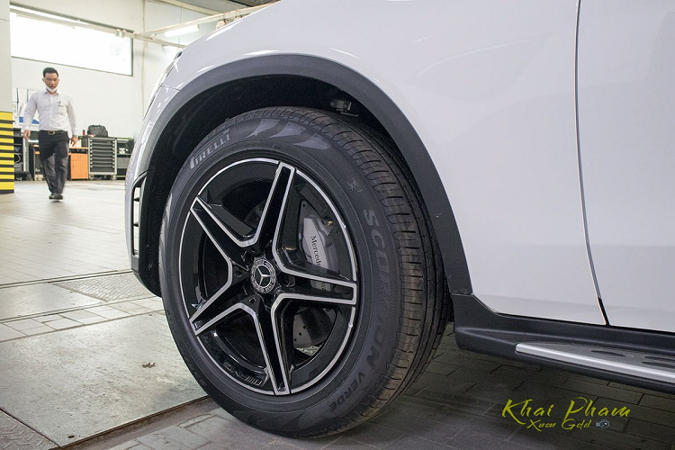 Lưới tản nhiệt của mẫu xe SUV hạng sang Mercedes-Benz GLC 300 Coupe 2020 dạng vân kim cương 3D dạng sao rơi, trung tâm là logo cỡ lớn. Bên dưới, phiên bản Coupe của GLC 300 2020 có phần cản trước đục lỗ sử dụng kim loại sáng màu.