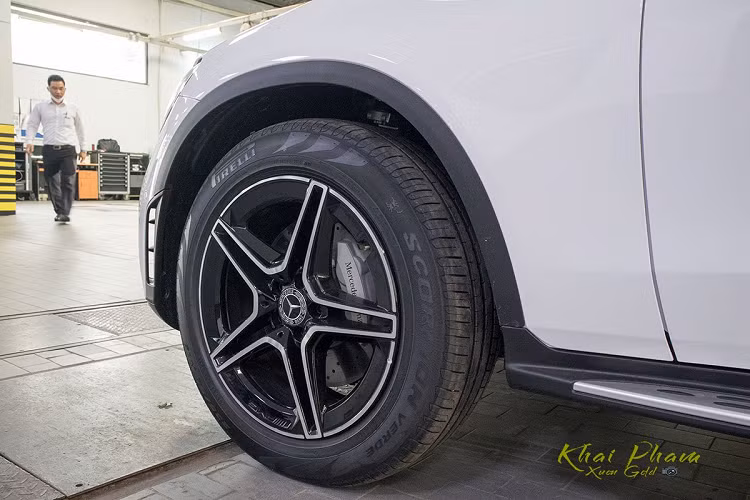 Lưới tản nhiệt của mẫu xe SUV hạng sang Mercedes-Benz GLC 300 Coupe 2020 dạng vân kim cương 3D dạng sao rơi, trung tâm là logo cỡ lớn. Bên dưới, phiên bản Coupe của GLC 300 2020 có phần cản trước đục lỗ sử dụng kim loại sáng màu.