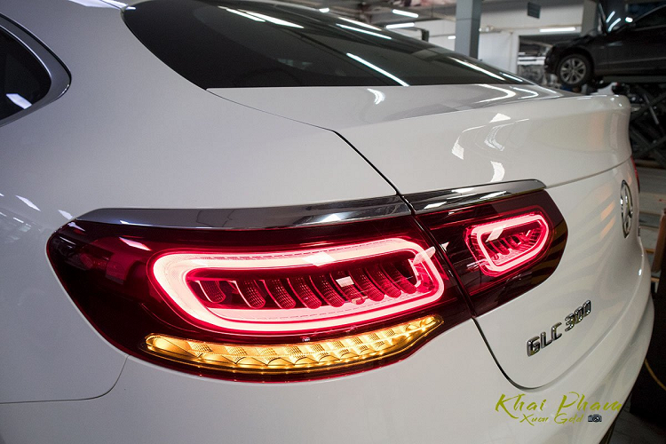 So với bản SUV, biến thể Coupe của Mercedes-Benz GLC 300 2020 vẫn có bộ mâm AMG kích thước 19 inch 5 chấu kép, bậc lên/xuống gắn cố định và tay nắm cửa đồng màu thân xe cùng chi tiết crom. Gương chiếu hậu trên Mercedes-Benz GLC 300 Coupe 2020 tích hợp đèn xi-nhan LED, camera lề và có tính năng chỉnh/gập điện, sấy gương, nhớ 3 vị trí.