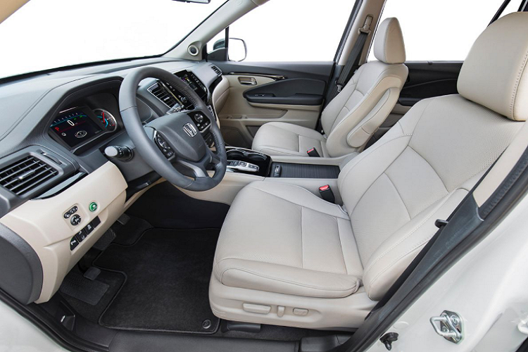 Bên dưới nắp ca pô Honda Pilot thế hệ mới vẫn là động cơ V6 3.5L cho công suất 280 mã lực. Như đã đề cập, động cơ này sẽ đi cùng với hộp số tự động 9 cấp tiêu chuẩn và hệ dẫn động FWD hoặc AWD. Đây là nâng cấp đáng chú ý giúp nó cạnh tranh tốt hơn với các đối thủ cùng phân khúc như Ford Explorer (hộp số 10AT) và Toyota Highlander (hộp số 8AT).