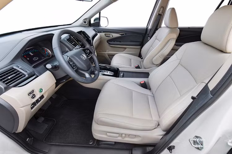 Bên dưới nắp ca pô Honda Pilot thế hệ mới vẫn là động cơ V6 3.5L cho công suất 280 mã lực. Như đã đề cập, động cơ này sẽ đi cùng với hộp số tự động 9 cấp tiêu chuẩn và hệ dẫn động FWD hoặc AWD. Đây là nâng cấp đáng chú ý giúp nó cạnh tranh tốt hơn với các đối thủ cùng phân khúc như Ford Explorer (hộp số 10AT) và Toyota Highlander (hộp số 8AT).