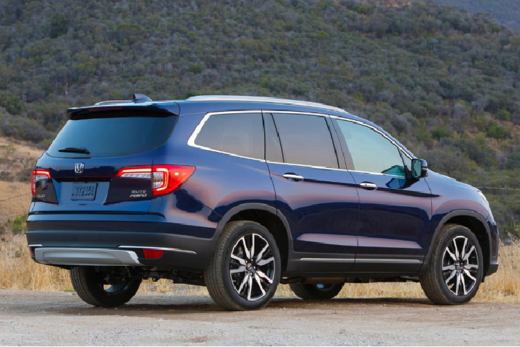 Về ngoại hình, hãng tinh chỉnh nhẹ ở lưới tản nhiệt, làm lại đèn sương mù, điều chỉnh đèn pha và chỉnh lại vị trí đèn hậu. Ở nội thất, xe được nâng cấp vô lăng, các nút điều chỉnh. Ngoài ra, hãng cũng cập nhật thêm một số trang bị như Wi-Fi 4G, màn hình ghế sau lớn hơn, núm điều khiển âm lượng...