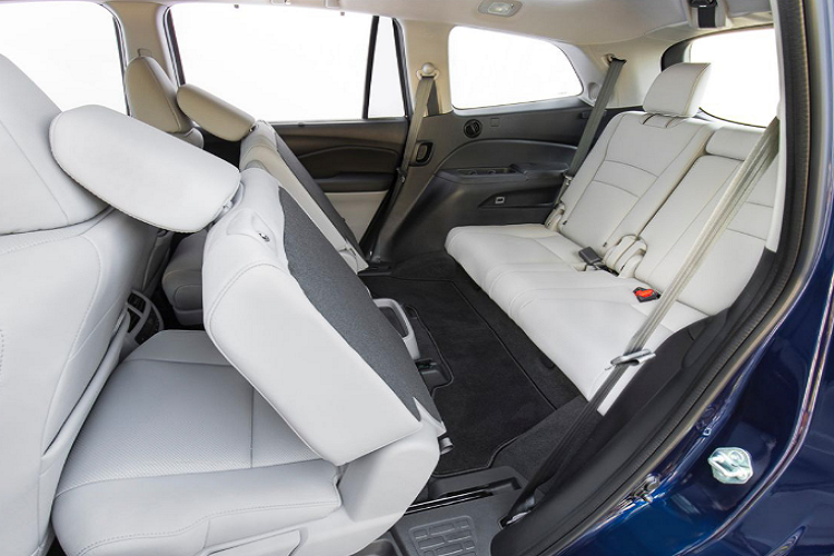 Tuy nhiên, xe sẽ sở hữu nhiều phiên bản hơn để lựa chọn, phiên bản mới ra mắt 2021 này là Pilot SE (Special Edition). Bản SE này được phát triển từ bản EX-L cũ, vốn bán khá chạy ở dòng Pilot. Trong đó, xe sẽ được trang bị hộp số tự động 9 cấp, lẫy chuyển số vô lăng và chức năng Idle Stop. Ngoại hình bản SE cũng sẽ ngầu hơn với bộ mâm 20 inch đen, giá nóc, cản mới. Xe còn đi kèm đá cốp, sạc điện thoại không dây.