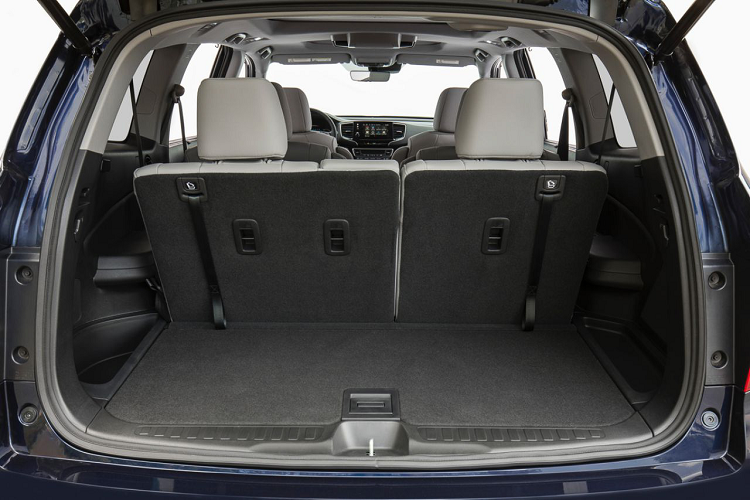 Bản Pilot Touring đi cùng hệ thống định vị, hệ thống giải trí hàng ghế sau, wi-fi hotspot, sưởi ghế, các trang trí ngoại thất. Bản này có giá từ 42.920 - 45.220 USD (998 triệu - 1,05 tỷ đồng).