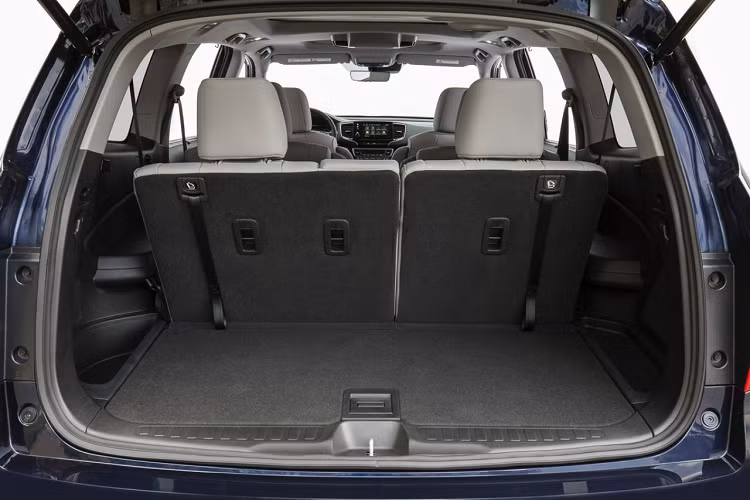 Bản Pilot Touring đi cùng hệ thống định vị, hệ thống giải trí hàng ghế sau, wi-fi hotspot, sưởi ghế, các trang trí ngoại thất. Bản này có giá từ 42.920 - 45.220 USD (998 triệu - 1,05 tỷ đồng).