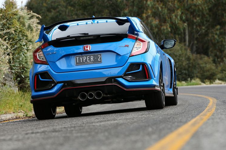 Về sức mạnh, nằm dưới nắp capo của Civic Type R 2021 vẫn là khối động cơ 2.0L tăng áp, 4 xi-lanh đặt thẳng hàng, sản sinh công suất tối đa 306 mã lực và momen xoắn cực đại 400 Nm - quá đủ để thúc đẩy một chiếc xe nặng 1.406 kg.