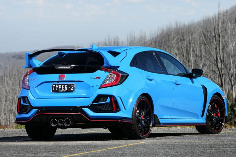 Các kỹ sư của Honda cũng đã cải thiện hiệu suất phanh bằng cách trang bị cho mẫu xe thể thao Honda Civic Type R 2021 hệ thống phanh Brembo với đĩa trước đục lỗ có đường kính 350mm cùng đĩa sau đường kính 305mm. Đáng chú ý hơn cả là thiết kế đĩa phanh trước đục lỗ, giúp cải thiện đáng kể khả năng làm mát trong quá trình sử dụng.