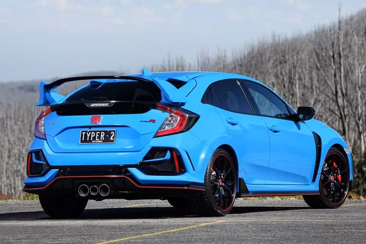 Các kỹ sư của Honda cũng đã cải thiện hiệu suất phanh bằng cách trang bị cho mẫu xe thể thao Honda Civic Type R 2021 hệ thống phanh Brembo với đĩa trước đục lỗ có đường kính 350mm cùng đĩa sau đường kính 305mm. Đáng chú ý hơn cả là thiết kế đĩa phanh trước đục lỗ, giúp cải thiện đáng kể khả năng làm mát trong quá trình sử dụng.