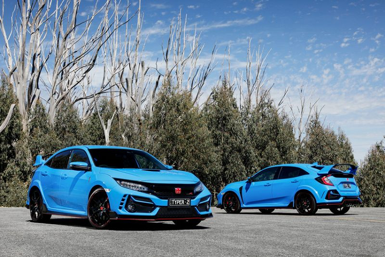 Bên cạnh đó, xe được bổ sung thêm tính năng Logo R hoàn toàn mới, cho phép người lái dễ dàng theo dõi những dữ liệu của xe thông qua thiết bị di động iPhone hay Android. Tính năng Honda LogR trên Civic Type R 2020 hứa hẹn mang tới những trải nghiệm tiện lợi và thông minh hơn với các chức năng tương tự như máy ghi dữ liệu hiệu suất Performance Data Recorder của General Motors.