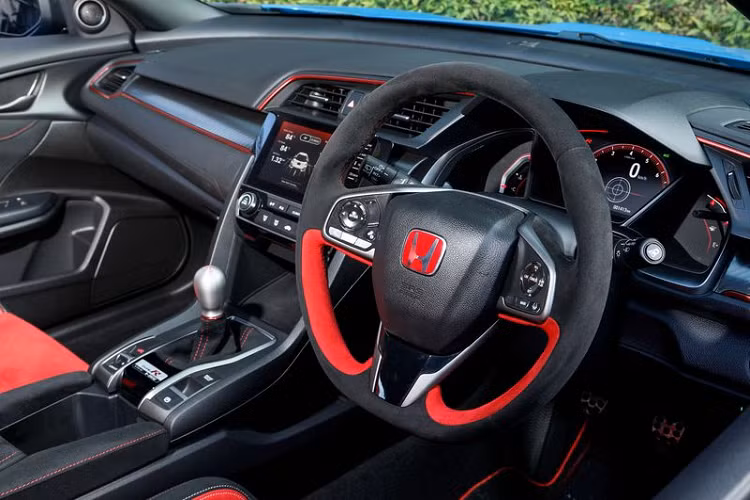 Dù những con số sức mạnh không mới nhưng phiên bản 2021 có lưới tản nhiệt lớn hơn giúp làm giảm nhiệt độ nước làm mát đến 10 độ C, điều này rất có ích trong những tình huống xe phải hoạt động hết công suất. Đi kèm với động cơ là hộp số sàn 6 cấp có chức năng điều chỉnh trả số và núm cần số kiểu giọt nước mới.