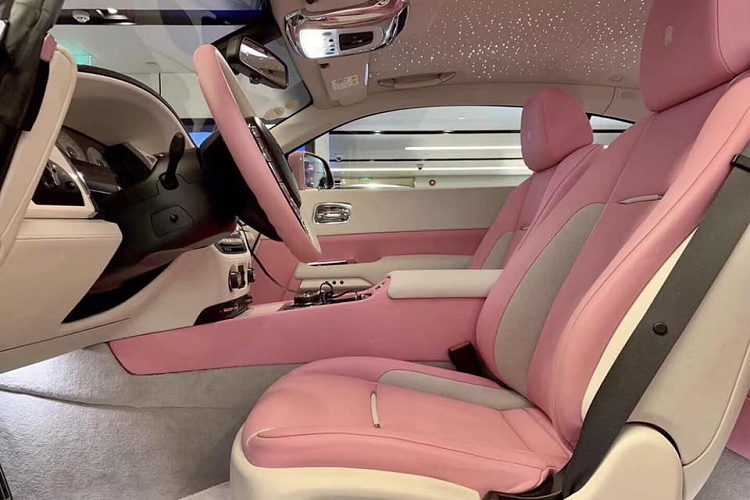 Chưa hết, khác với nhiều chiếc Coupe siêu sang Rolls-Royce Wraith khác trên thế giới có màu sơn hồng đa phần sẽ chọn logo Spirit of Ecstasy bằng bạc hoặc mạ vàng, riêng chiếc Rolls-Royce Wraith này có logo Spirit of Ecstasy dạng trong suốt và sẽ đổi màu khi màn đêm buông xuống.