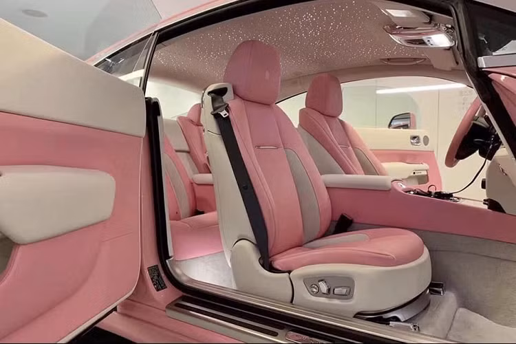 Nói về màu sơn hồng trên chiếc Coupe siêu sang Rolls-Royce Wraith này, ngoại thất xe còn có thêm điểm nhấn với các chi tiết được mạ crôm bóng loáng. Viền chụp mâm của chiếc Rolls-Royce Wraith này còn được tạo điểm nhấn với màu hồng của xe.
