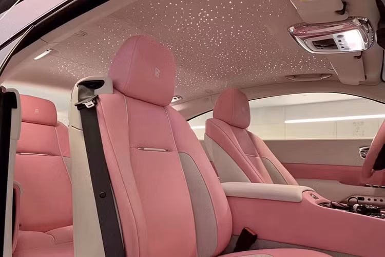 Xe siêu sang Rolls-Royce Wraith vẫn sử dụng khối động cơ V12, dung tích 6.6 lít, sản sinh công suất tối đa 623 mã lực tại vòng tua máy 5.600 vòng/phút và mô-men xoắn cực đại đạt 800 Nm tại dải vòng tua máy 1.500 – 5.500 vòng/phút.