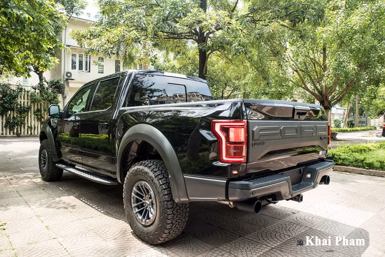 Chỉ cần bạn đạp nhẹ chân xe, chiếc xe đã lao đi nhanh chóng và độ êm ái, mượt mà khó có chiếc xe cùng phân khúc nào sánh được. Đặc biệt, dù động cơ xăng nhưng hoàn toàn không nghe thấy tiếng máy lọt vào khoang cabin. Hiện tại, giá xe Ford F-150 Raptor 2020 được đại lý tư nhân ở Hà Nội chào bán khoảng gần 4 tỷ đồng.