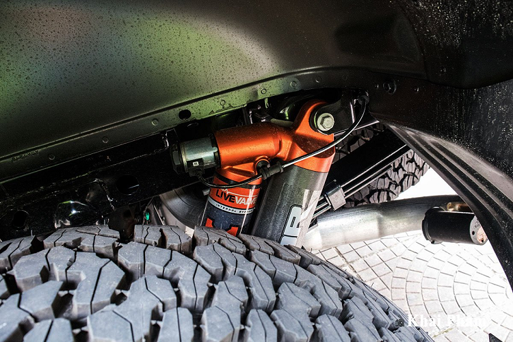 Trong bài viết này là mẫu Ford F-150 Raptor 2020 Black Edition, phong cách thiết kế đen gần như bao trùm toàn bộ siêu bán tải này càng trở nên hầm hố và cơ bắp hơn. Ford F-150 Raptor sở hữu thân hình vạm vỡ nhờ kích thước Dài x Rộng x Cao lần lượt là 5.316 x 2.030 x 1.953 (mm), chiều dài cơ sở đạt 3.109 mm và khoảng sáng gầm đến 239 mm.