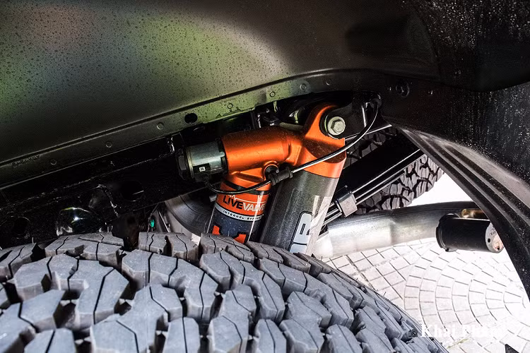 Trong bài viết này là mẫu Ford F-150 Raptor 2020 Black Edition, phong cách thiết kế đen gần như bao trùm toàn bộ siêu bán tải này càng trở nên hầm hố và cơ bắp hơn. Ford F-150 Raptor sở hữu thân hình vạm vỡ nhờ kích thước Dài x Rộng x Cao lần lượt là 5.316 x 2.030 x 1.953 (mm), chiều dài cơ sở đạt 3.109 mm và khoảng sáng gầm đến 239 mm.