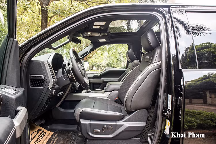 Cản trước trên xe được sơn đen sần, trong khi toàn bộ phần vỏ trên F-150 Raptor là màu đen bóng. Bên hông xe, Ford F-150 Raptor 2020 dùng bộ mâm màu titan để phù hợp với bản Black Edition với bộ lốp chuyên dụng để Off-Road trên nhiều địa hình như: Cát, sỏi, đá... Hơn nữa, chiếc bán tải cỡ lớn này còn sử dụng hệ thống treo thích ứng Live Van với khả năng tự nhận biết địa hình để điều chỉnh khả năng của giảm xóc và bộ càng nhôm "hàng thửa".