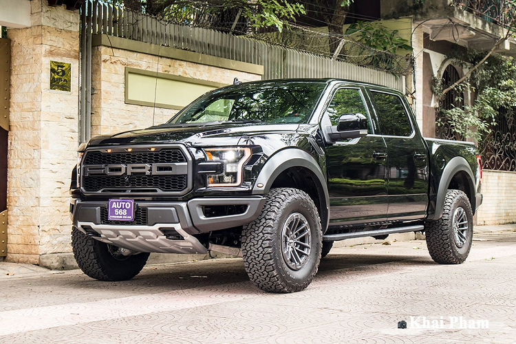 Theo chia sẻ của quản lý bán hàng, trước đây mẫu siêu bán tải Ford F-150 Raptor với phiên bản sản xuất 2019 thường có mức giá dao động khoảng 4,2 đến 4,3 tỷ đồng. Tuy nhiên, hiện nay xe còn được trang bị tiện nghi hơn mà mức giá của "siêu bán tải" này rẻ hơn chỉ trong khoảng chưa đến 4 tỷ đồng. Chính vì vậy, những khách hàng mua Ford F-150 Raptor 2020 đang được trải nghiệm chiếc xe full option với mức giá "mềm" hơn.