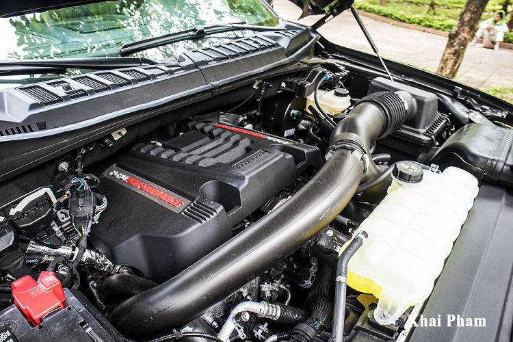 Không những vậy, nhằm chiều lòng khách hàng, Ford thường cung cấp phiên bản Raptor trên cả F-150 và Ranger. Ở Việt Nam, Ford Ranger Raptor vẫn được biết đến như bản độ hợp pháp được các "tay chơi" bán tải cực kỳ yêu thích.