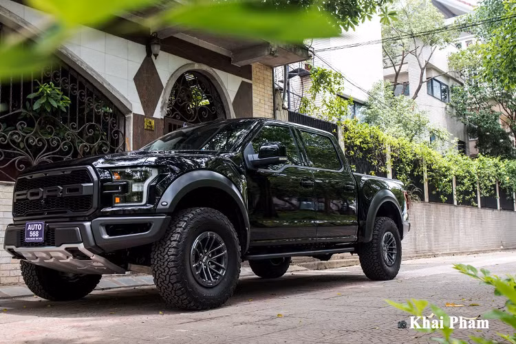 Ford F-150 Raptor Black Edition 2020 ssở hữu động cơ EcoBoost - 3.5L cho công suất 450 mã lực và 550 Nm mô-men xoắn. Truyền sức mạnh đến bánh xe là hộp số tự động 10 cấp hiện mới chỉ có những chiếc xe của Ford sử dụng. Với những trải nghiệm thực tế, động cơ trên Ford F-150 Raptor 2020 thực sự đáng nể với sức mạnh dư thừa ở Việt Nam.