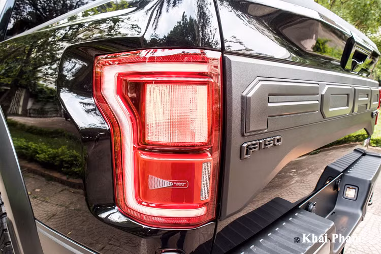 Tương tự như các phiên bản đã về Việt Nam trước đó, Ford F-150 Raptor 2020 Black Edition gần như không thay đổi thiết kế. Vẫn còn đó phần đầu xe với lưới tản nhiệt có dòng chữ FORD"quen thuộc in nổi cùng camera quan sát phía trước, các biến thể F-150 sẽ là thanh ngang vắt qua mặt ca-lăng. Mẫu xe hơi mới này sở hữu cụm đèn trước LED toàn phần với tạo hình chữ "C", tính năng điều chỉnh đèn pha/cos tự động bật/tắt và thay đổi theo góc đánh lái vẫn được Ford áp dụng.