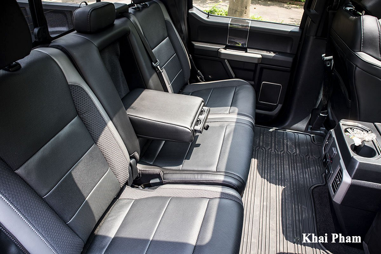 Hệ thống ghế ngồi của Ford F-150 Raptor 2020 vẫn dùng chất liệu da cao cấp, ghế trước điều chỉnh điện và nhớ ghế lái 2 vị trí, các hàng ghế có chức năng sấy ghế, làm mát. Trong khi đó, hàng ghế sau của xe rộng rãi, bệ tỳ tay trung tâm quen thuộc. Riêng Ford F-150 Raptor có thể ngả ghế sau mang đến sự thoải mái cho người dùng.