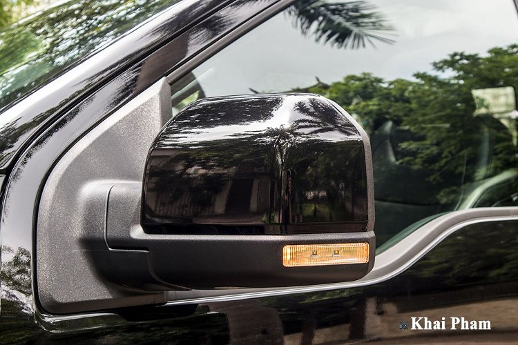 Đến với Ford F-150 Raptor, người dùng cũng được trải nghiệm chiếc "khủng long" thực thụ, biến thể này so với nguyên bản có thể thấy sự khác biệt rõ ràng về thiết kế. Trong khi F-150 hiện hành đang đi vào những ngày tháng cuối cùng của thế hệ hiện tại bởi phong cách quen thuộc thì F-150 Raptor gần như là "món ăn" được chế biến lại nhằm phục vụ thực khách thích "của lạ".