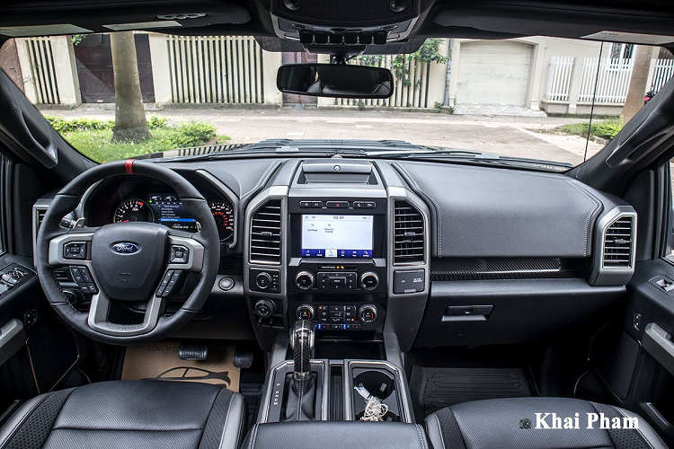 Ford F-150 được biết đến như biểu tượng trong phân khúc xe bán tải cỡ lớn của thương hiệu Mỹ với những nét thiết kế cơ bắp, riêng biệt khó lẫn vào đâu được. Do đó, đây được coi là dòng xe biểu tượng của Ford trên toàn thế giới và là mẫu xe thành công bậc nhất tính đến thời điểm này.