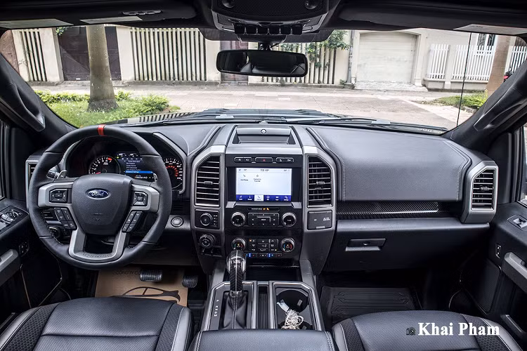 Ford F-150 được biết đến như biểu tượng trong phân khúc xe bán tải cỡ lớn của thương hiệu Mỹ với những nét thiết kế cơ bắp, riêng biệt khó lẫn vào đâu được. Do đó, đây được coi là dòng xe biểu tượng của Ford trên toàn thế giới và là mẫu xe thành công bậc nhất tính đến thời điểm này.