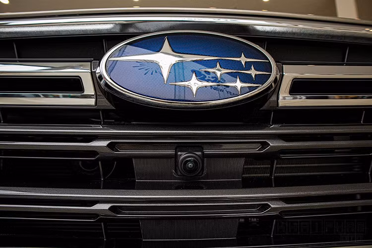 Trong khi đó, đèn sương mù trên Subaru Outback là dạng bóng thường và gắn liền với cản trước sử dụng nhựa cứng sơn đen. Lưới tản nhiệt đa giác với viền mạ crom là điểm nhấn ở phần đầu chiếc xe hơi mới Subaru Outback, trung tâm là logo thương hiệu Nhật Bản kèm camera trước.