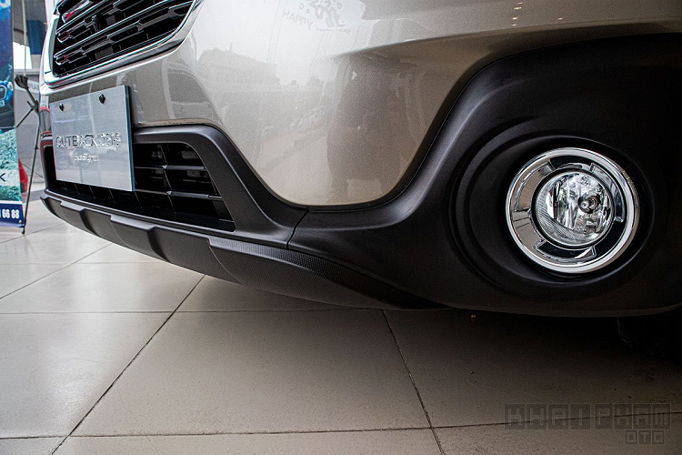 Bên phần thân, Subaru Outback 2020 sở hữu bộ mâm hợp kim 5 chấu kép với kích thước 18 inch, gương chiếu hậu ngoài của xe có dải đèn LED kèm camera lề kèm tính năng chỉnh/gập điện. Đáng tiếc, trên tay nắm cửa xe Subaru Outback vẫn chưa tích hợp nút bấm mở cửa thông minh mà chỉ là chìa khoá cơ. Đuôi xe hơi Subaru Outback là cụm đèn hậu LED, đèn xi-nhan bóng Halogen, cản sau của xe tích hợp đèn phản quang cùng cảm biến lùi.