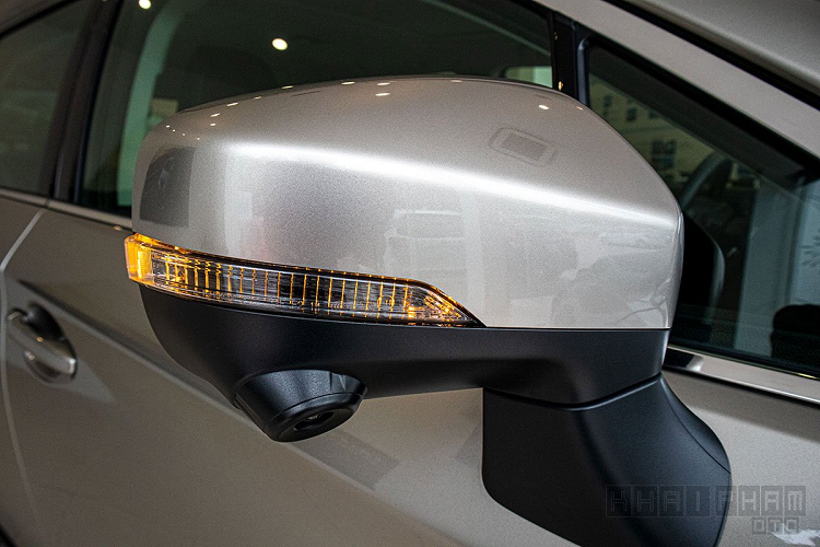 Vô-lăng xe Subaru Outback mới được bọc da có thể điều chỉnh 4 hướng bằng tay kết hợp các phím bấm điều chỉnh âm thanh, hệ thống ga hành trình, ra lệnh giọng nói... Cụm đồng hồ đa thông tin phía sau tay lái trên Outback vẫn là dạng Analog với 2 vòng tròn tua máy và dải tốc độ, trung tâm là màn hình LCD.