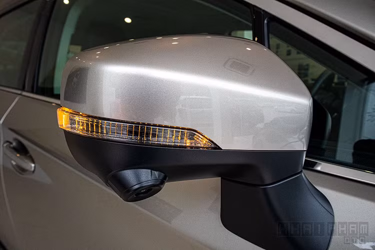 Vô-lăng xe Subaru Outback mới được bọc da có thể điều chỉnh 4 hướng bằng tay kết hợp các phím bấm điều chỉnh âm thanh, hệ thống ga hành trình, ra lệnh giọng nói... Cụm đồng hồ đa thông tin phía sau tay lái trên Outback vẫn là dạng Analog với 2 vòng tròn tua máy và dải tốc độ, trung tâm là màn hình LCD.