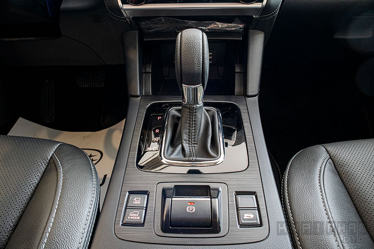 Về tiện nghi, chiếc SUV Subaru Outback có màn hình giải trí 8 inch, điều hoà tự động độc lập 2 vùng, nút bấm khởi động, kính lái chỉnh điện 1 chạm, cửa cốp đóng/mở điện...