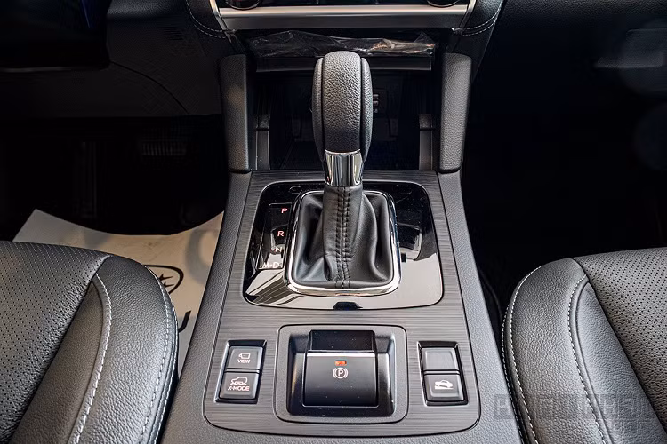 Về tiện nghi, chiếc SUV Subaru Outback có màn hình giải trí 8 inch, điều hoà tự động độc lập 2 vùng, nút bấm khởi động, kính lái chỉnh điện 1 chạm, cửa cốp đóng/mở điện...
