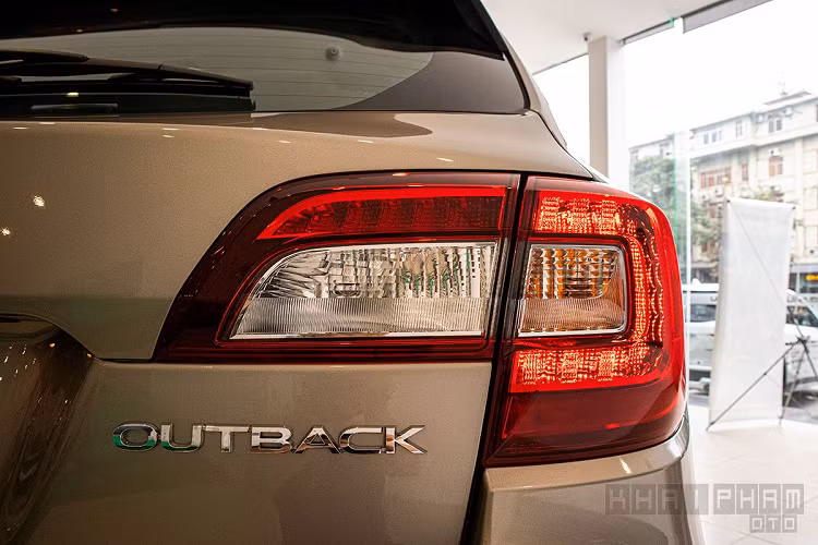 Subaru Outback 2020 có ghế ngồi bọc da, ghế lái chỉnh điện và nhớ 4 vị trí, ghế phụ chỉnh điện. Hàng ghế phía sau trên mẫu xe này khá rộng rãi cùng khả năng gập 60:40 để tăng thể tích khoang chứa đồ phía sau.