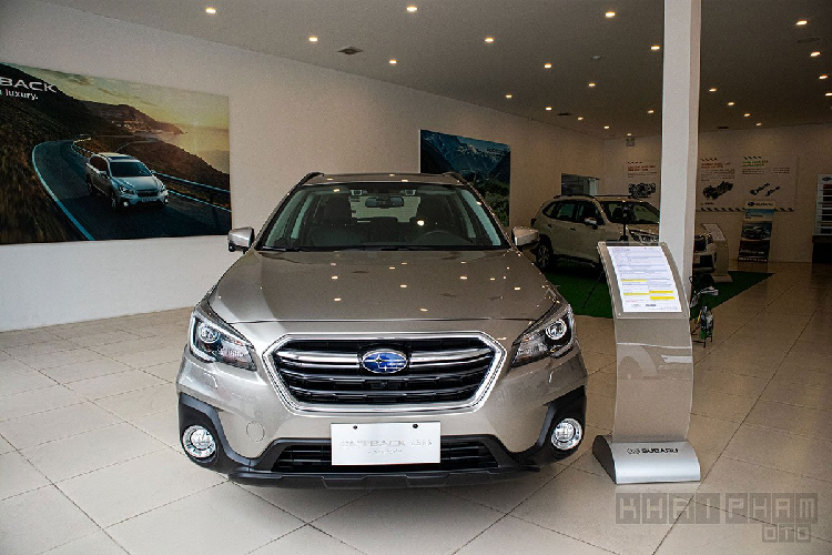 Subaru Outback - mẫu ôtô vẫn còn khá xa là đối với người tiêu dùng Việt trong phân khúc SUV hạng sang cỡ nhỏ khi những cái tên Mercedes-Benz GLC, BMW X1, Lexus NX... quá nổi bật bởi thương hiệu và cũng có thiết kế ấn tượng hơn. Tuy nhiên, Subaru Outback 2020 mới cũng có những lợi thế riêng để cạnh tranh với những đối thủ sừng sỏ trên, có thể kể đến mức giá rẻ và những công nghệ an toàn dẫn đầu phân khúc.