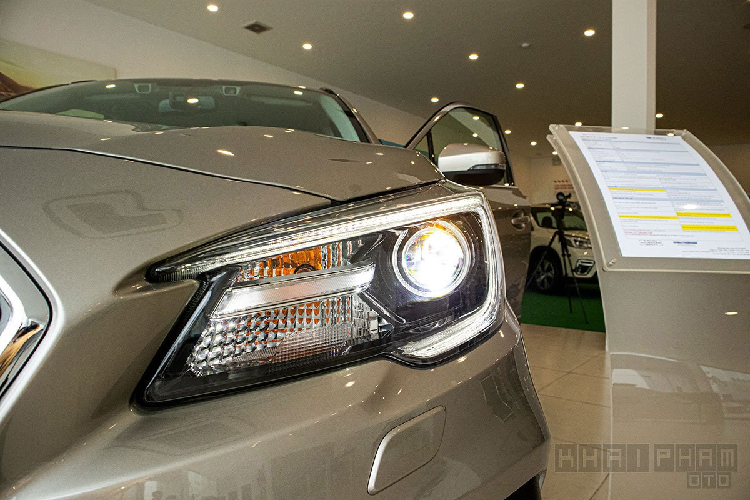 Ở khoang nội thất, Subaru Outback vẫn có thiết kế rất đặc trưng của thương hiệu đến từ Nhật Bản. Bảng táp-lô của xe vẫn sử dụng chất liệu nhựa bình dân, trung tâm là màn hình cảm ứng 8 inch kết hợp đầu DVD hỗ trợ kết nối Apple CarPlay và những kết nối tiêu chuẩn như USB/Bluetooth/AUX...