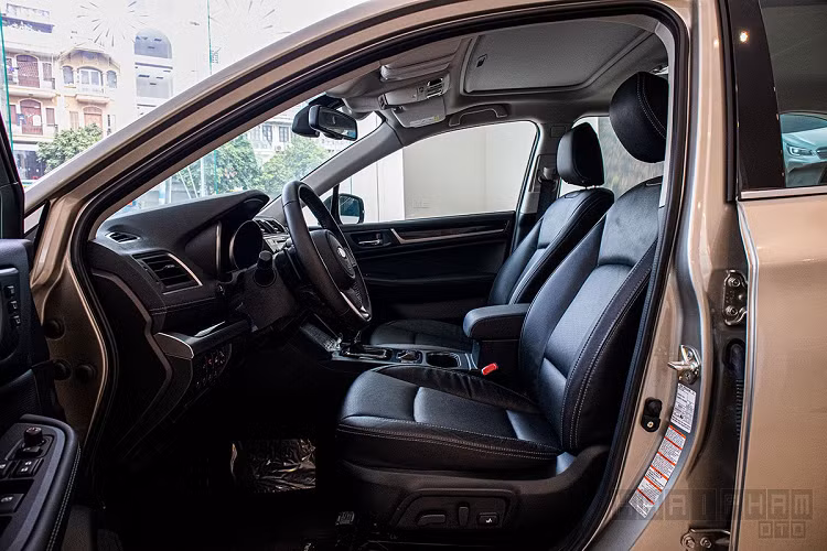 Dưới nắp ca-pô, Subaru Outback 2020 được trang bị khối động cơ Boxer xăng, DOHC - 2.5L, 4 xy-lanh nằm ngang đối xứng (H4), phun xăng đa điểm cho công suất 175 mã lực và 235 Nm mô-men xoắn cùng hộp số vô cấp - CVT Lineartronic cùng hệ dẫn động 4 bánh toàn thời gian đối xứng (S-AWD).