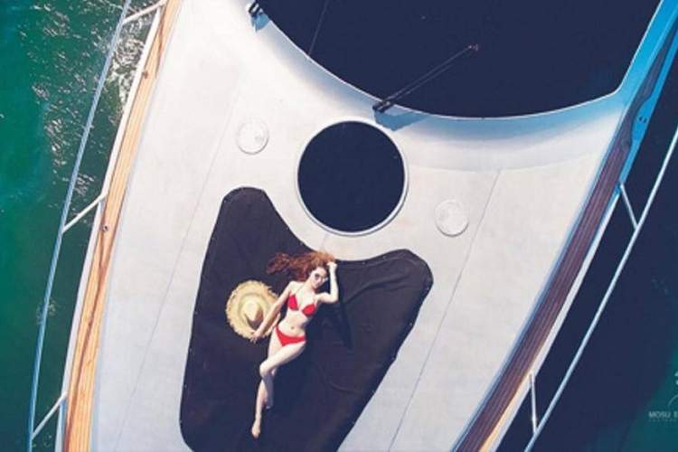 Bức ảnh Jolie Nguyễn mặc bikini đỏ khoe dáng quyến rũ xuất hiện trên một tờ báo nổi tiếng của nước Mỹ là Business Insider đăng tải. Bài viết giới thiệu về tài khoản Instagram có tên “Rich Kids of Vietnam” (Hội con nhà giàu Việt Nam) có hơn 34.000 lượt theo dõi, chuyên tổng hợp hình ảnh về cuộc sống xa hoa, cách ăn chơi, hưởng thụ sự giàu sang của giới trẻ Việt.