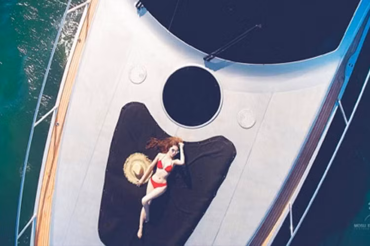 Bức ảnh Jolie Nguyễn mặc bikini đỏ khoe dáng quyến rũ xuất hiện trên một tờ báo nổi tiếng của nước Mỹ là Business Insider đăng tải. Bài viết giới thiệu về tài khoản Instagram có tên “Rich Kids of Vietnam” (Hội con nhà giàu Việt Nam) có hơn 34.000 lượt theo dõi, chuyên tổng hợp hình ảnh về cuộc sống xa hoa, cách ăn chơi, hưởng thụ sự giàu sang của giới trẻ Việt.