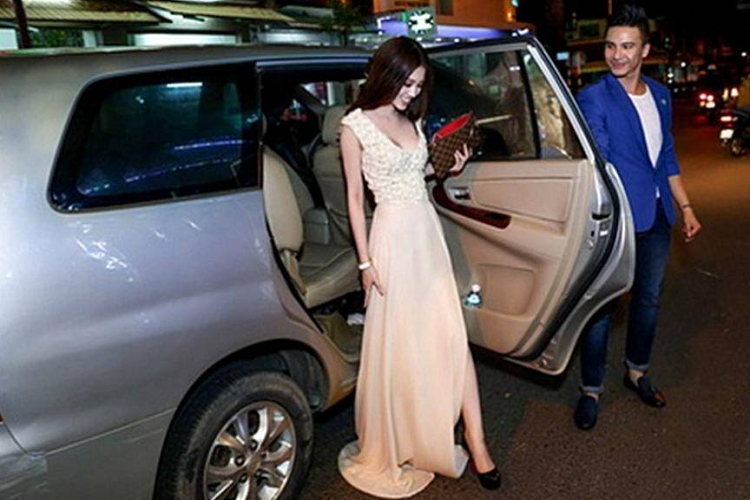 Hoa hậu Jolie Nguyễn bất ngờ đến dự Fantasy Lougne Buôn Mê Thuột trên chiếc xe Toyota Innova vào tháng 1/2016. Việc đi trên một chiếc xe bình dân của Jolie Nguyễn được xem là sự hiếm hoi. Cô nàng hoa hậu trẻ tuổi này luôn khoác trên mình những bộ độ hàng hiệu có giá vô cùng đắt đỏ. bên cạnh đó thì những chiếc xe mà cô chọn lựa để di chuyển đều là những chiếc xe sang đắt tiền.