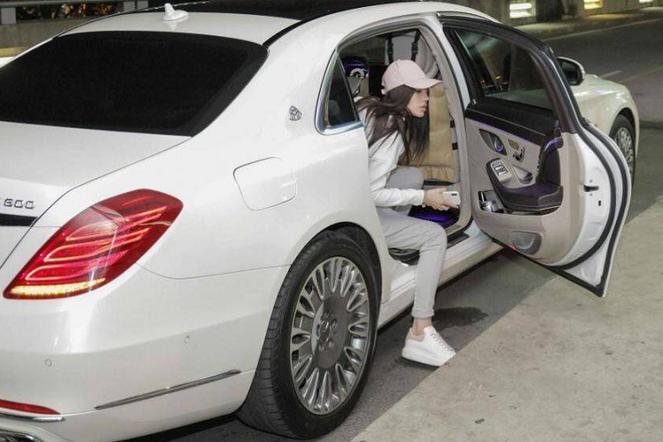 Trong lần xuất ngoại vào tháng 9/2017 cho chuyến công tác xa tại Hàn Quốc, Hoa hậu Việt Nam tại Úc 2015 diện bộ trang phục thể thao đơn giản và năng động. Tuy nhiên, Jolie Nguyễn vẫn gây chú ý khi di chuyển bằng chiếc xế hộp sang trọng Mercedes S600 đến sân bay.