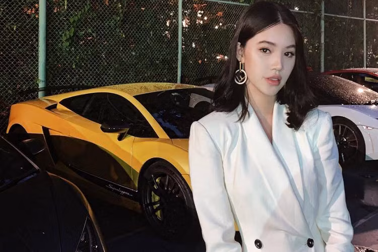 Người đẹp tạo dáng bên dàn siêu xe khoảng 20 chiếc tại Thái Lan với giá trung bình hơn 20 tỷ/chiếc
