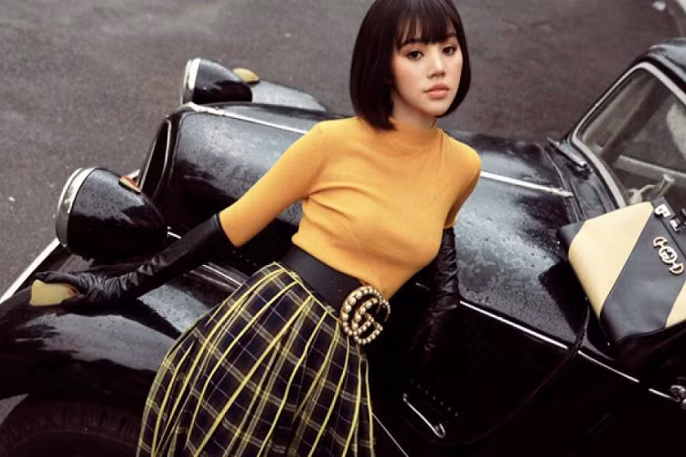 Jolie Nguyễn từng tham dự dạ tiệc dành cho giới mê xe Lamborghini tại Thái Lan, quy tụ rất nhiều đại gia thuộc giới siêu giàu. Là mỹ nhân duy nhất dự sự kiện này, càng củng cố cho danh hiệu 'hoa hậu con nhà giàu' của Jolie.